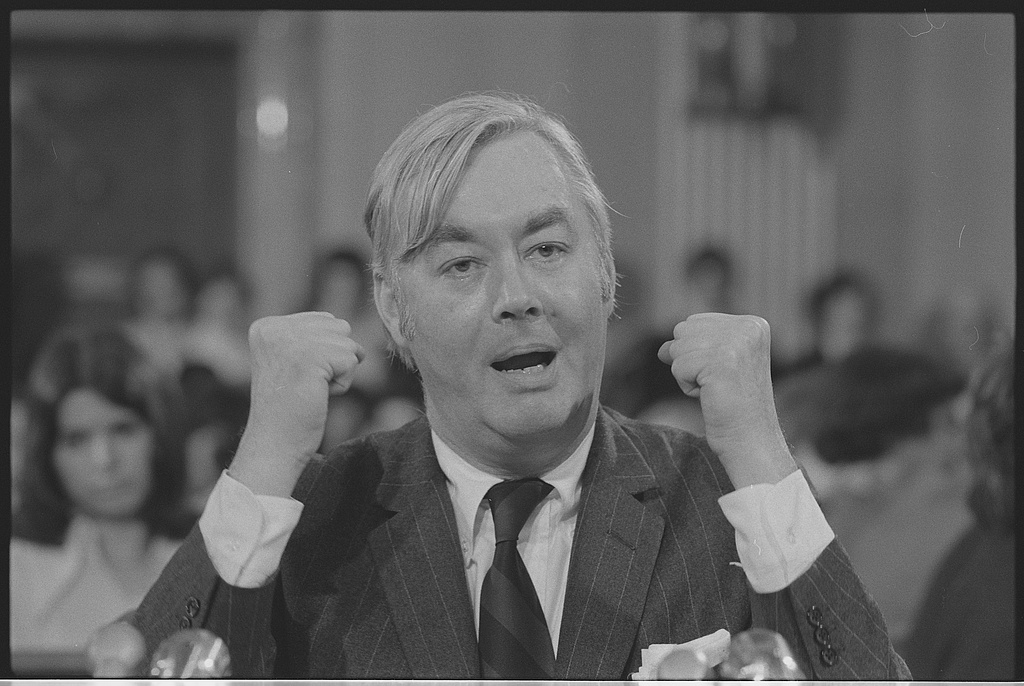 Daniel_Patrick_Moynihan,_speaking_behind_microphones (1).jpg